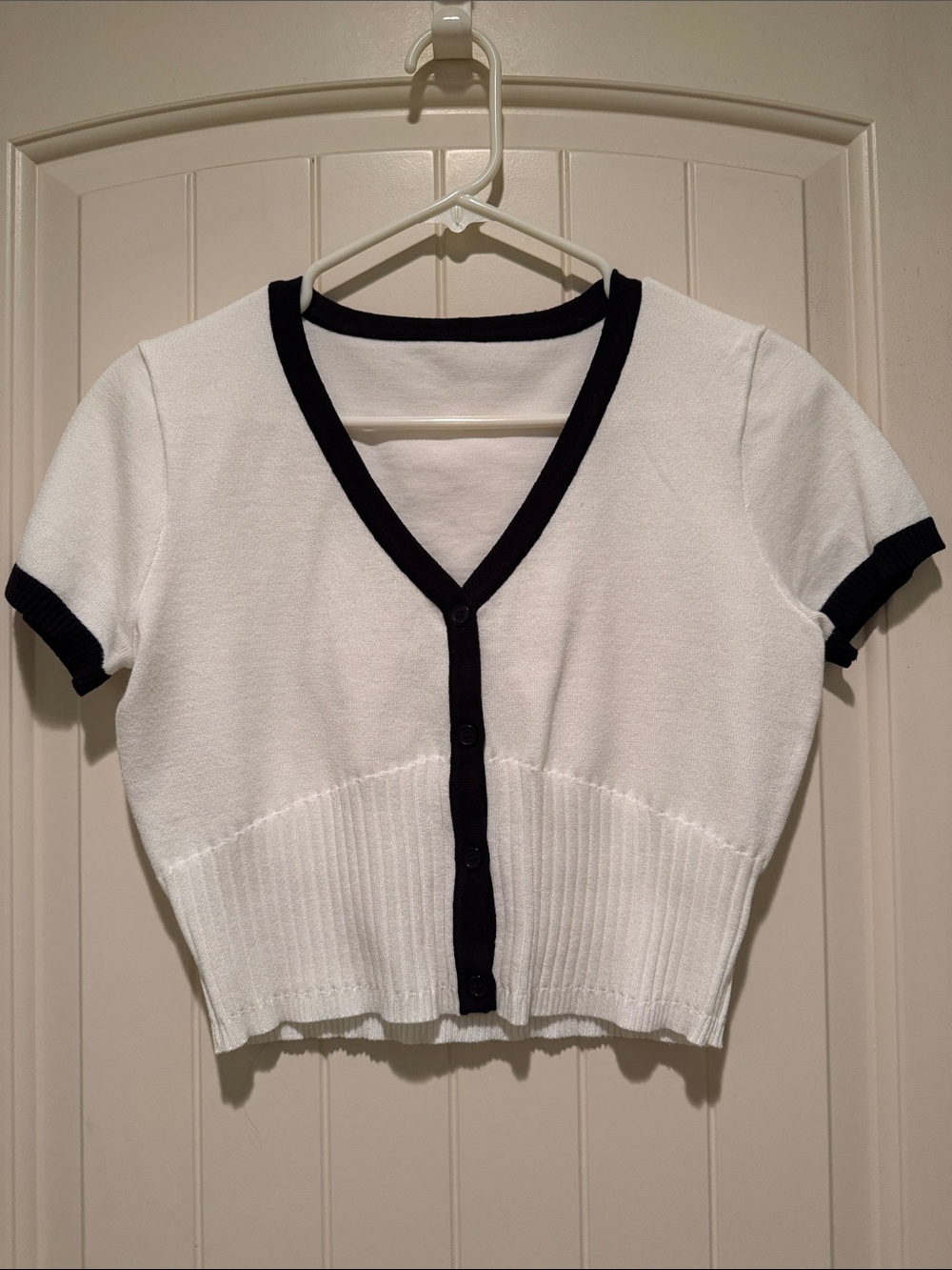 Cropped V-Neck Contrast Trim top